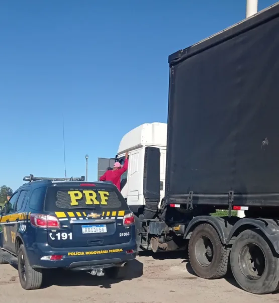Emocionado, caminhoneiro agradece ação da PRF que culminou na recuperação do seu caminhão que havia sido tomado de assalto  em Teixeira de Freitas