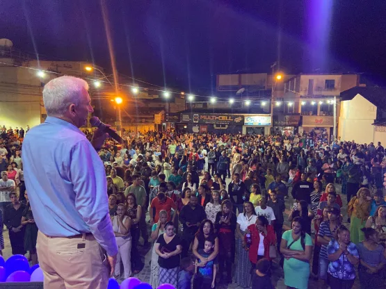 Milhares de pessoas participam do show gospel em comeoração aos 65 anos de Medeiros Neto