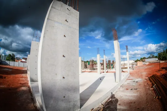 Prefeitura de Teixeira de Freitas avança na construção de nova escola no bairro Ulisses Guimarães