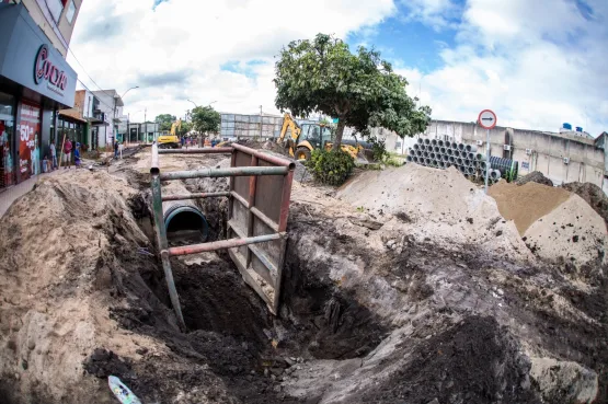 Obras no entorno do Shopping Teixeira Mall avançam e ruas do bairro Alagoas recebem pavimentação