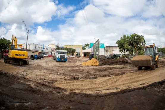 Obras no entorno do Shopping Teixeira Mall avançam e ruas do bairro Alagoas recebem pavimentação