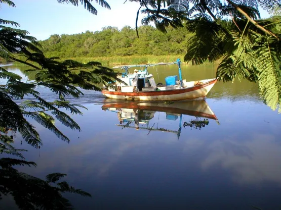 Prado -  Vendaval provoca naufrágio de barco com família a bordo: Mãe e filho são resgatados, esposo permanece desaparecido