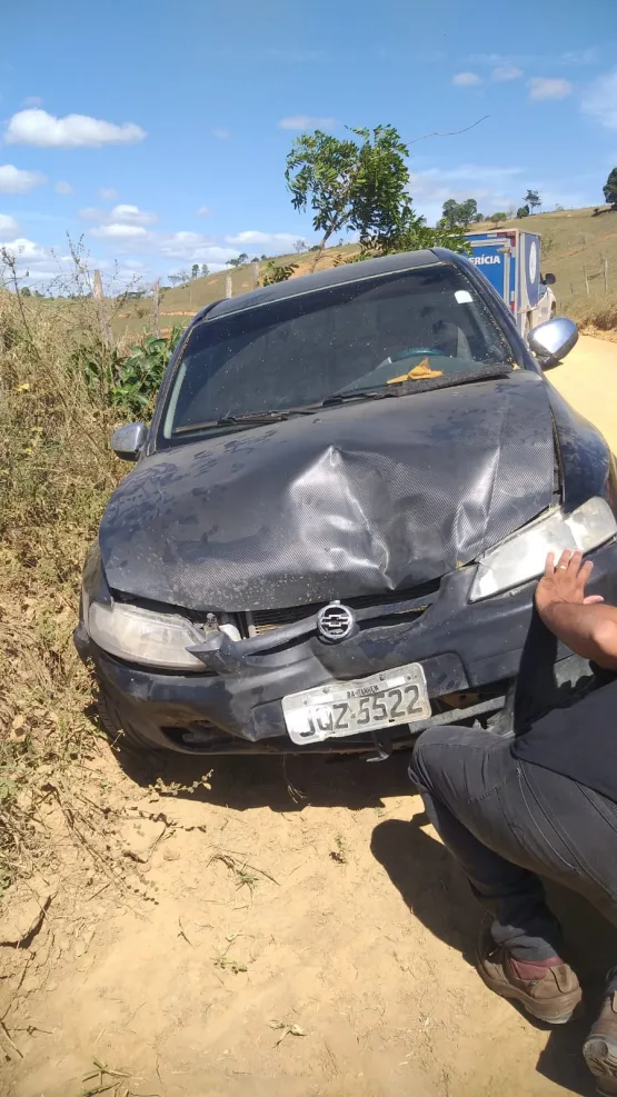 Morador de Lajedão morre após bater moto com carro, cair debaixo do veículo, ser atropelado e arrastado, no interior de M. Neto.