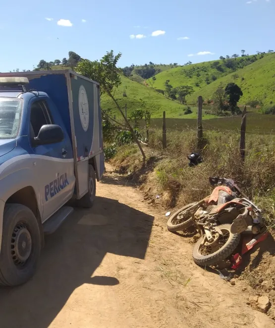 Morador de Lajedão morre após bater moto com carro, cair debaixo do veículo, ser atropelado e arrastado, no interior de M. Neto.