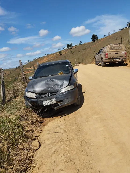 Morador de Lajedão morre após bater moto com carro, cair debaixo do veículo, ser atropelado e arrastado, no interior de M. Neto.