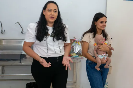 Equipes da Secretaria de Saúde de Teixeira de Freitas promovem roda de conversa em poio ao Agosto Dourado