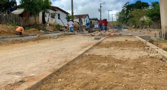 Medeiros Neto Mais Bonita: Prefeitura avança com  pavimentação e construção de calçadas em Água Limpa