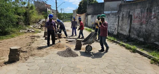 Rua Pedreira Franco recebeu obras de recuperação e renovação de bloquetes em Mucuri