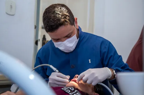 Atendimentos odontológicos são realizados nos postos de saúde de Teixeira de Freitas