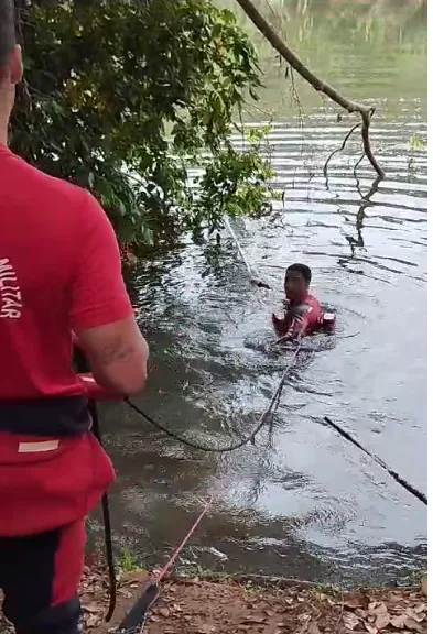 Corpo do sexo masculino é resgatado pelos bombeiros no Rio Alcobaça em Teixeira de Freitas