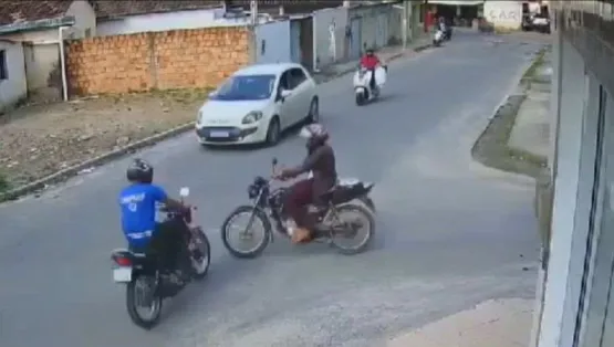 Vídeo registra colisão entre motos em cruzamento no bairro São Lourenço