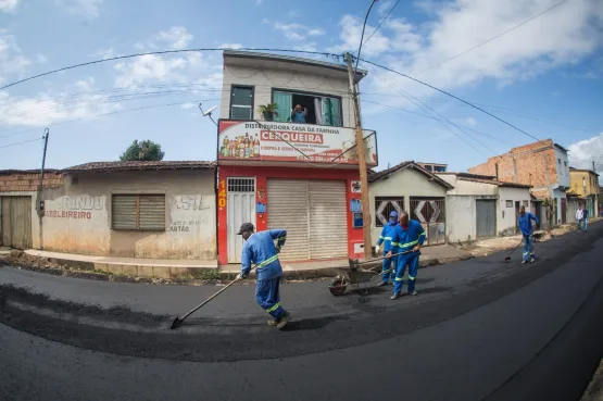 Moradores comemoram pavimentação da Rua Ibirajá em Teixeira de Freitas