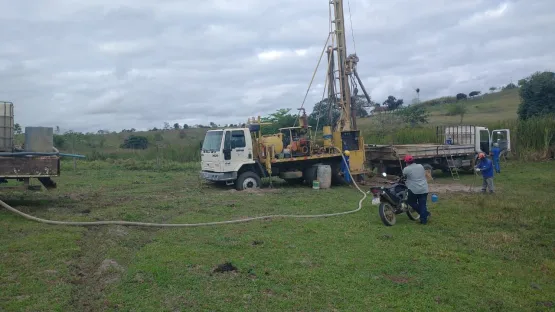 Prefeitura de Medeiros Neto realiza perfuração de poço artesiano na Vila Mutum