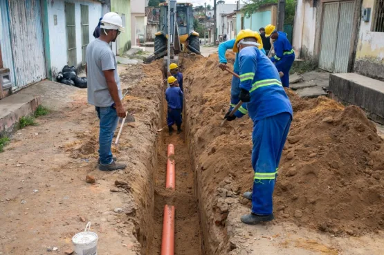 Prefeitura implementa rede de esgoto em rua do Tancredo Neves