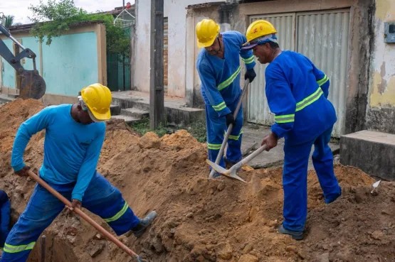 Prefeitura implementa rede de esgoto em rua do Tancredo Neves