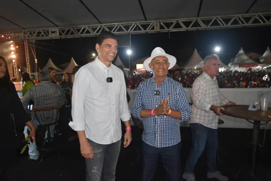 Mari Fernandez atrai multidão na abertura da 36ª Festa do Vaqueiro em Ibirapuã