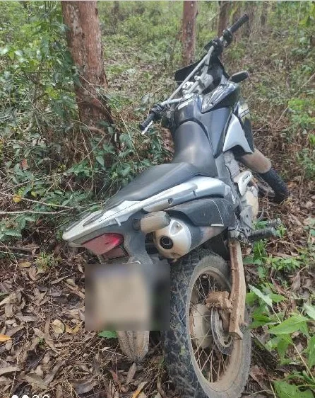 Arma de fogo e motocicleta usadas por caçadores são aprendidas em área de preservação em Eunápolis