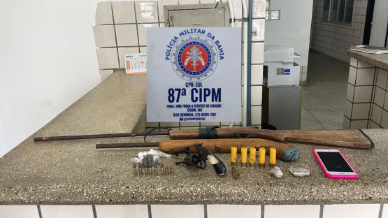 PM apreende suspeito com três armas, droga e munições em Teixeira de Freitas