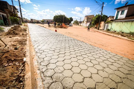 Prefeitura de Teixeira de Freitas avança com pavimentação do bairro Vila Caraípe