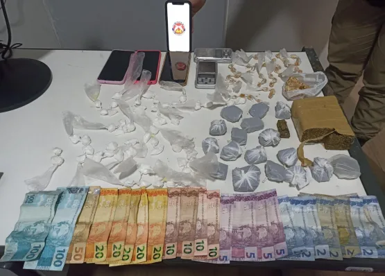 Dois homens e uma mulher são presos com vasta quantidade de drogas em Medeiros Neto.