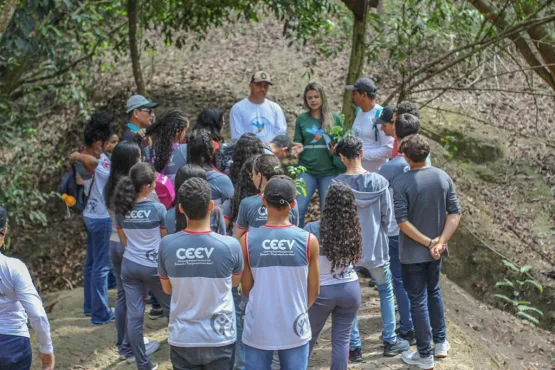 Prefeitura realiza visita técnica na nascente do Córrego Charqueada com estudantes de Teixeira de Freitas