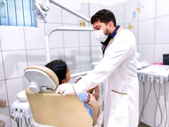Prefeitura de Medeiros Neto entrega próteses dentárias à população durante a Campanha Medeiros Sorridente