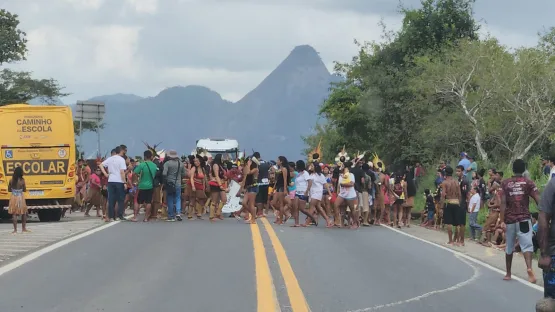 Indígenas da etnia Pataxó bloqueiam BR-101 em protesto contra PEC 490; veja o vídeo