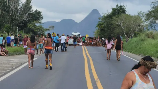 Indígenas da etnia Pataxó bloqueiam BR-101 em protesto contra PEC 490; veja o vídeo