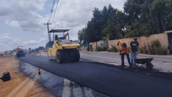 Pavimentação asfáltica no anel viário da BA-290 avança em Medeiros Neto; obra de acesso à BA-690 está em fase final