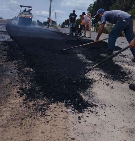 Pavimentação asfáltica no anel viário da BA-290 avança em Medeiros Neto; obra de acesso à BA-690 está em fase final