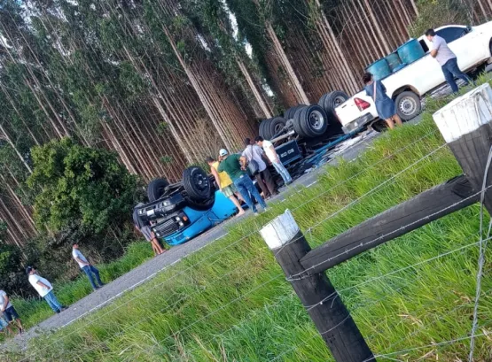 Vídeo - Motorista fica ferido em acidente na BA-489 entre Prado e Itamaraju