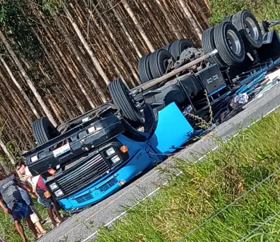 Vídeo - Motorista fica ferido em acidente na BA-489 entre Prado e Itamaraju