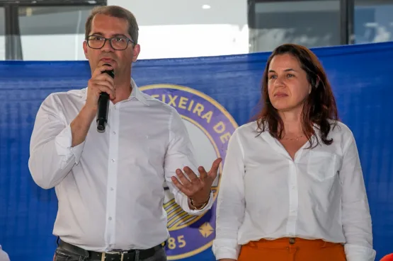 Prefeito de Teixeira de Freitas entrega títulos de regularização fundiária e garante segurança jurídica aos moradores