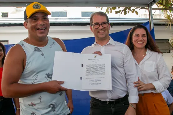 Prefeito de Teixeira de Freitas entrega títulos de regularização fundiária e garante segurança jurídica aos moradores