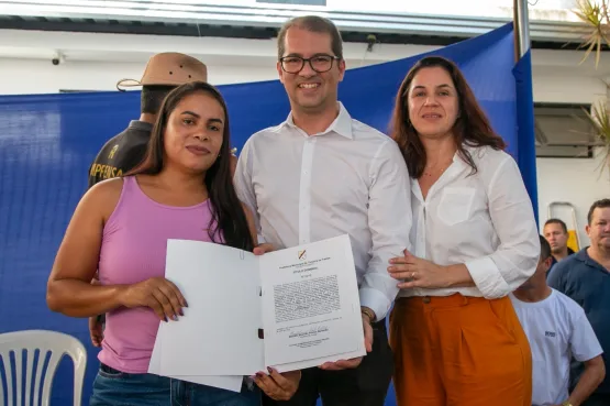 Prefeito de Teixeira de Freitas entrega títulos de regularização fundiária e garante segurança jurídica aos moradores