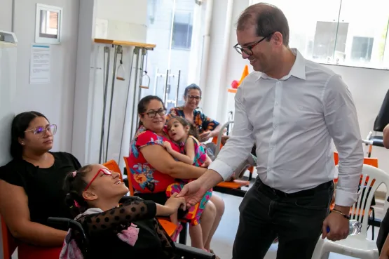 Prefeito Dr. Marcelo Belitardo faz entrega de cadeiras de rodas a pacientes do CER IV