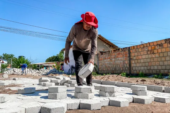 Prefeitura de Prado inicia obras de calçamento no bairro Portal do Prado