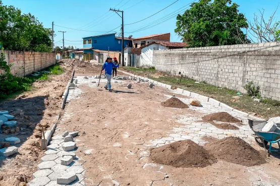 Prefeitura de Prado inicia obras de calçamento no bairro Portal do Prado