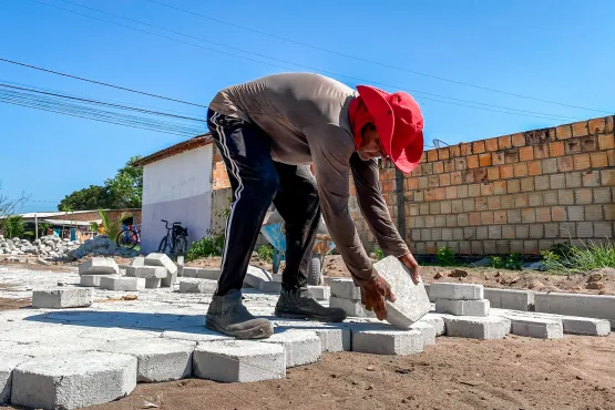 Prefeitura de Prado inicia obras de calçamento no bairro Portal do Prado