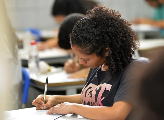 Estudantes do ensino médio terão bolsa para permanecer na escola