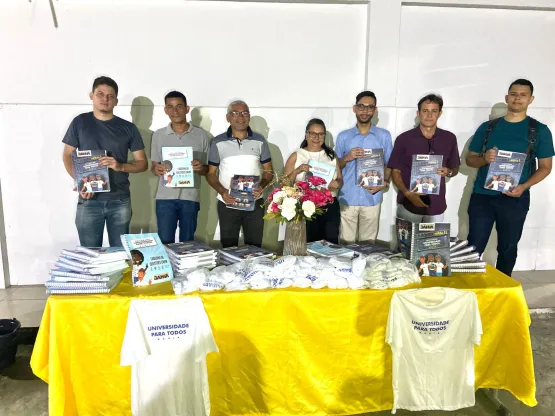 Prefeitura e UNEB entregam módulos e camisas para estudantes e monitores do Programa UPT em Medeiros Neto