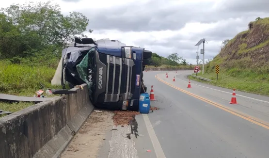 Tragédia na BR 101: Motorista de carreta morre em acidente em Mucuri, um ano após a perda de seu pai, também caminhoneiro, em Nova Viçosa