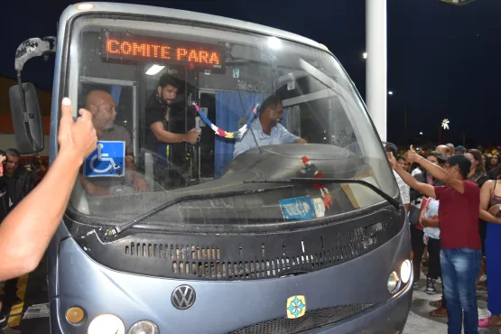 Prefeito Robertinho chega dirigindo ônibus durante inauguração do Terminal Rodoviário em Itabatã