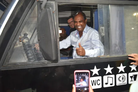Prefeito Robertinho chega dirigindo ônibus durante inauguração do Terminal Rodoviário em Itabatã
