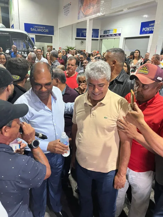 Deputado Robinho é calorosamente recepcionado por moradores de Mucuri durante inauguração do Terminal Rodoviário em Itabatã