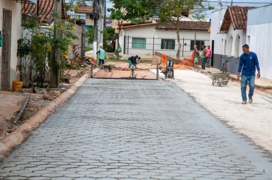 Transformação nas ruas da Vila Caraípe: Prefeitura de Teixeira de Freitas avança com pavimentação 