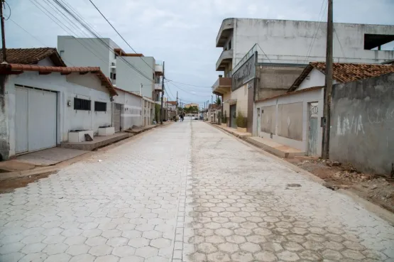 Transformação nas ruas da Vila Caraípe: Prefeitura de Teixeira de Freitas avança com pavimentação 