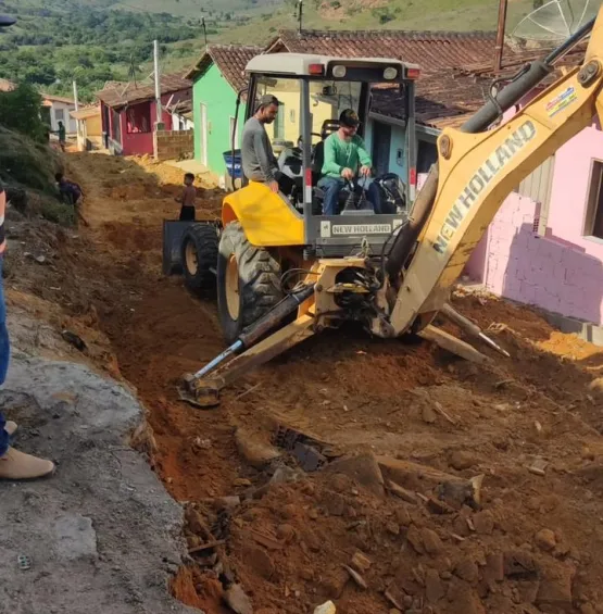 Prefeito Beto Pinto vistoria obra de rede de esgoto e pavimentação no bairro Nossa Senhora Aparecida
