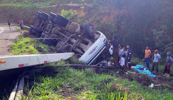 Motorista de caminhão morre preso às ferragens em acidente na BR 101 em Itamaraju