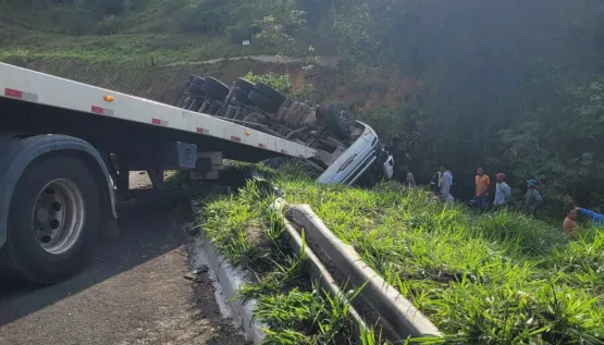 Motorista de caminhão morre preso às ferragens em acidente na BR 101 em Itamaraju